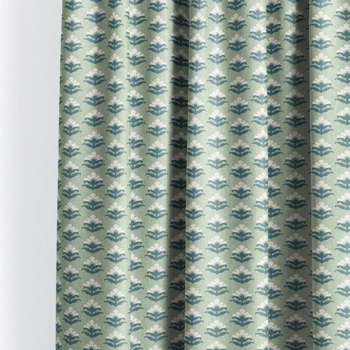 olive-wreath-fabric-by-yard-seafoam-green-teal-blue ‘Olive Wreath’ Fabric by the Yard (Seafoam Green/ Teal Blue)
